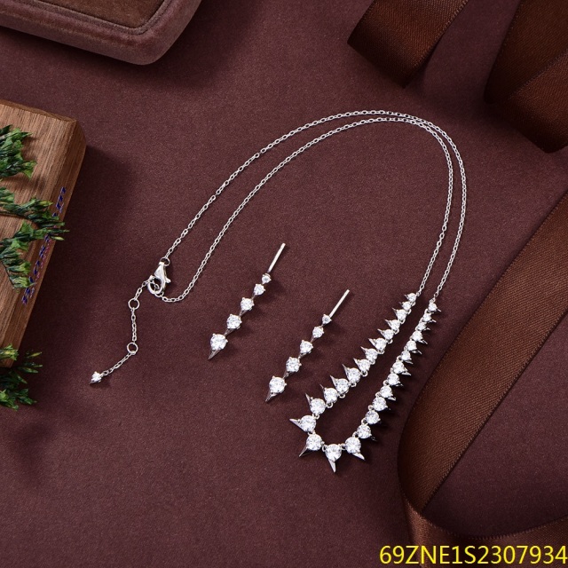 طقم قلادة وأقراط من الفضة عيار 925 مرصعة بالزركون