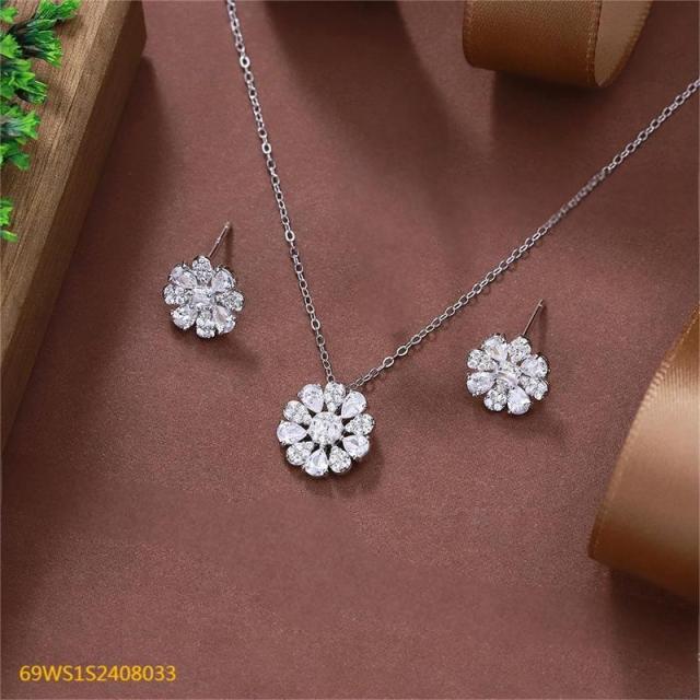 طقم قلادة وأقراط من الفضة عيار 925 مرصعة بالزركون