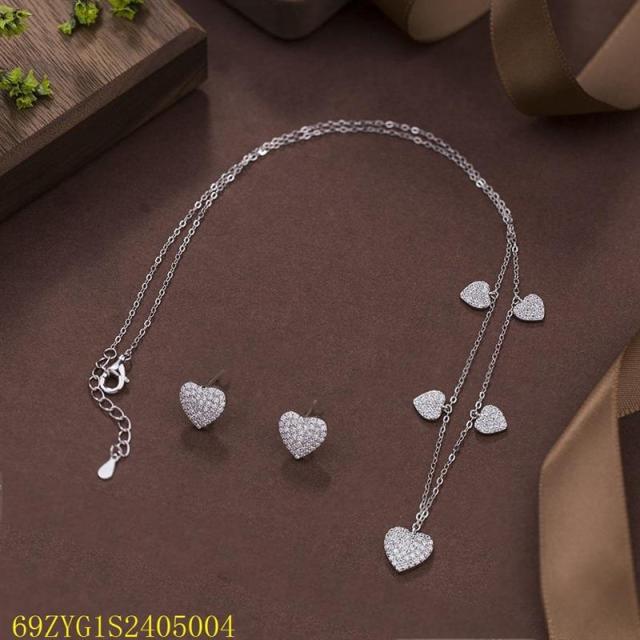 طقم قلادة وأقراط من الفضة عيار 925 مرصعة بالزركون