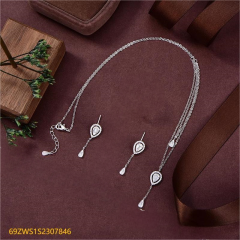 طقم قلادة وأقراط من الفضة عيار 925 مرصعة بالزركون