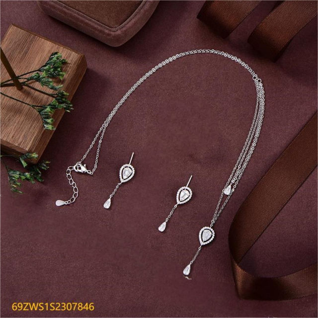 طقم قلادة وأقراط من الفضة عيار 925 مرصعة بالزركون