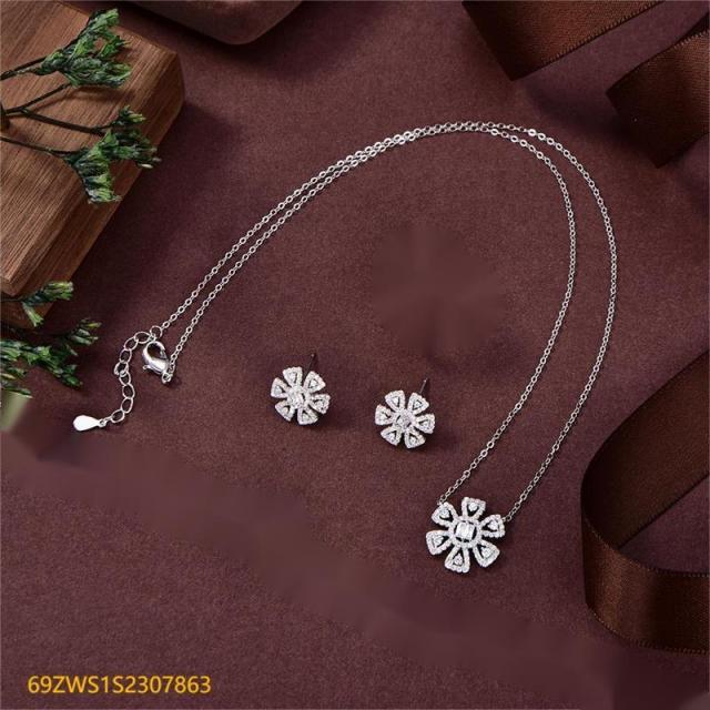 طقم قلادة وأقراط من الفضة عيار 925 مرصعة بالزركون