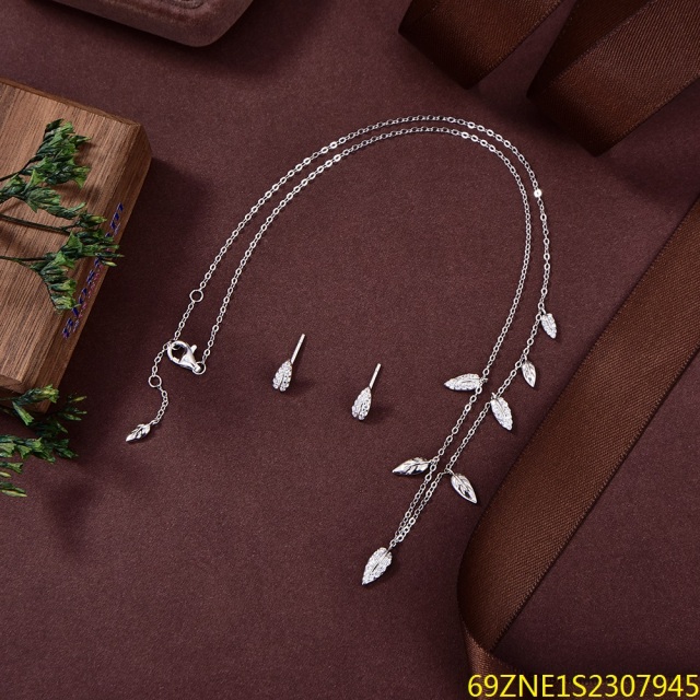 طقم قلادة وأقراط من الفضة عيار 925 مرصعة بالزركون