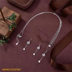 طقم قلادة وأقراط من الفضة عيار 925 مرصعة بالزركون