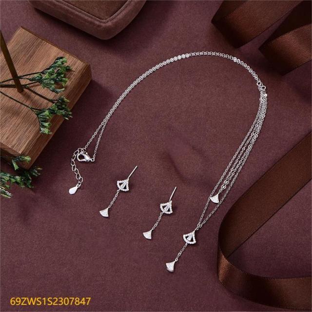 طقم قلادة وأقراط من الفضة عيار 925 مرصعة بالزركون