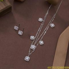 طقم قلادة وأقراط من الفضة عيار 925 مرصعة بالزركون