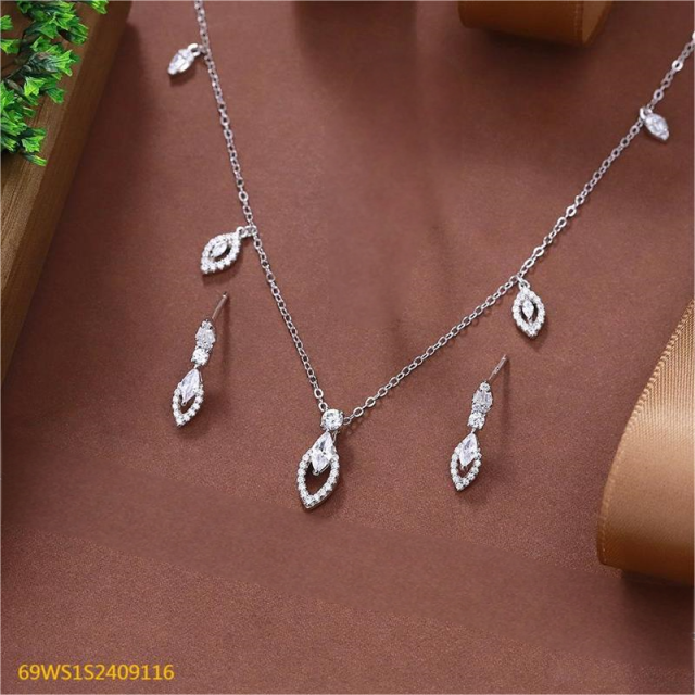 طقم قلادة وأقراط من الفضة عيار 925 مرصعة بالزركون