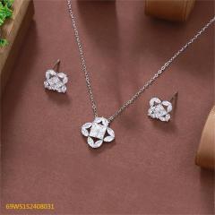 طقم قلادة وأقراط من الفضة عيار 925 مرصعة بالزركون