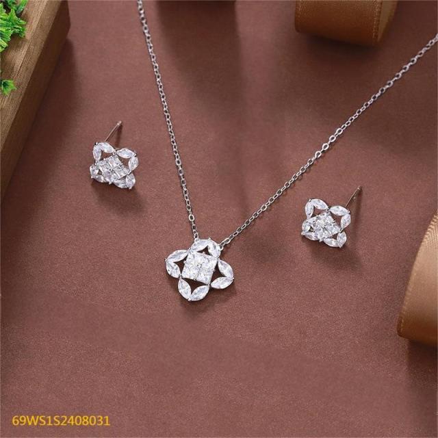 طقم قلادة وأقراط من الفضة عيار 925 مرصعة بالزركون