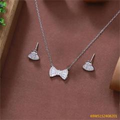 طقم قلادة وأقراط من الفضة عيار 925 مرصعة بالزركون