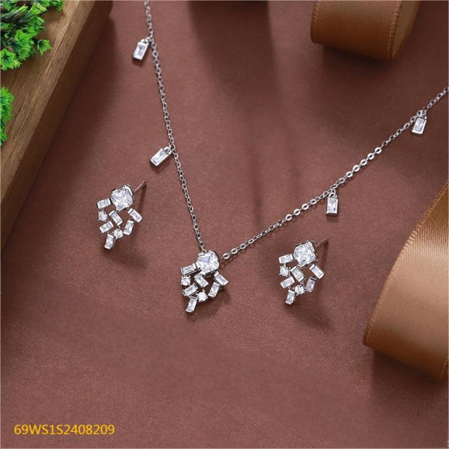 طقم قلادة وأقراط من الفضة عيار 925 مرصعة بالزركون