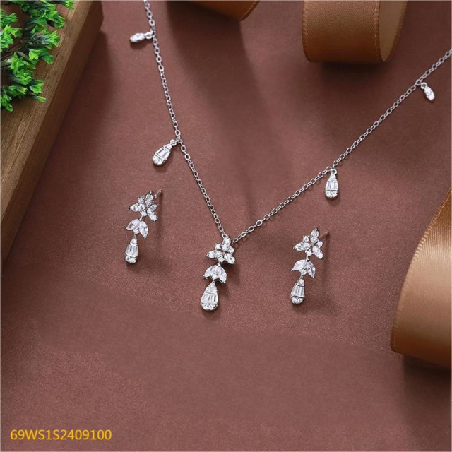 طقم قلادة وأقراط من الفضة عيار 925 مرصعة بالزركون