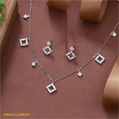طقم قلادة وأقراط من الفضة عيار 925 مرصعة بالزركون
