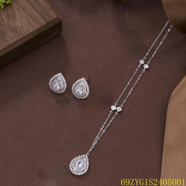طقم قلادة وأقراط من الفضة عيار 925 مرصعة بالزركون