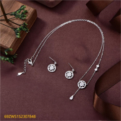 طقم قلادة وأقراط من الفضة عيار 925 مرصعة بالزركون