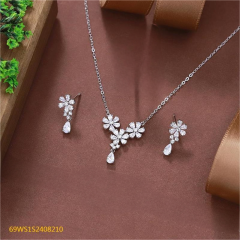 طقم قلادة وأقراط من الفضة عيار 925 مرصعة بالزركون