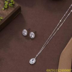 طقم قلادة وأقراط من الفضة عيار 925 مرصعة بالزركون