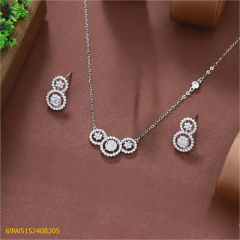 طقم قلادة وأقراط من الفضة عيار 925 مرصعة بالزركون