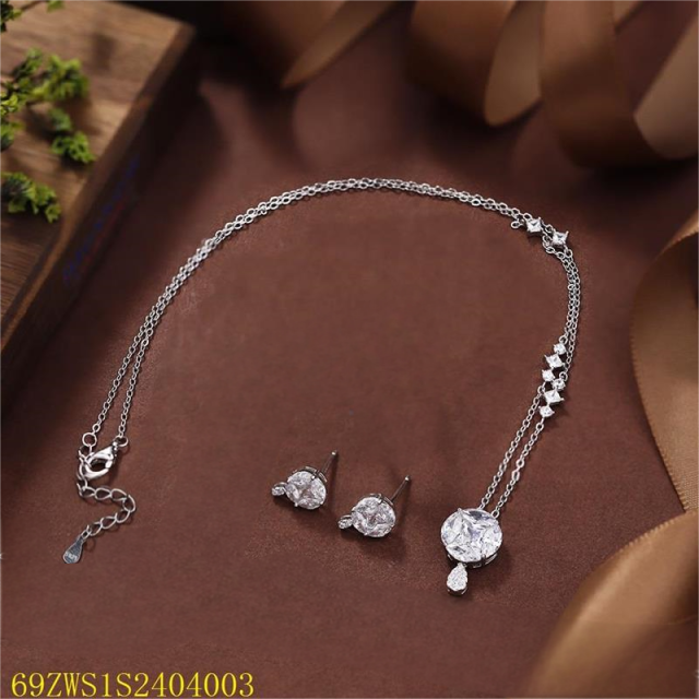 طقم قلادة وأقراط من الفضة عيار 925 مرصعة بالزركون