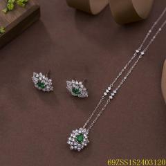 طقم قلادة وأقراط من الفضة عيار 925 مرصعة بالزركون