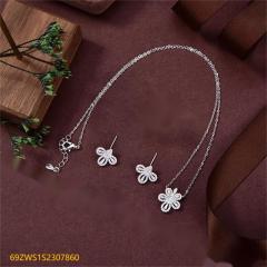 طقم قلادة وأقراط من الفضة عيار 925 مرصعة بالزركون