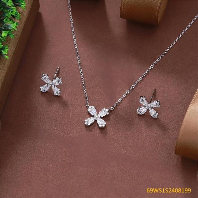 طقم قلادة وأقراط من الفضة عيار 925 مرصعة بالزركون