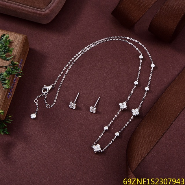 طقم قلادة وأقراط من الفضة عيار 925 مرصعة بالزركون