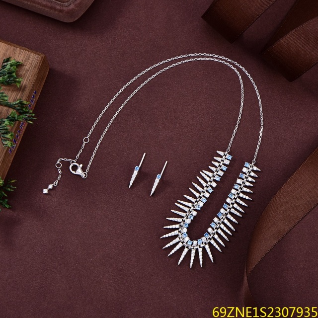طقم قلادة وأقراط من الفضة عيار 925 مرصعة بالزركون