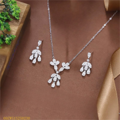 طقم قلادة وأقراط من الفضة عيار 925 مرصعة بالزركون