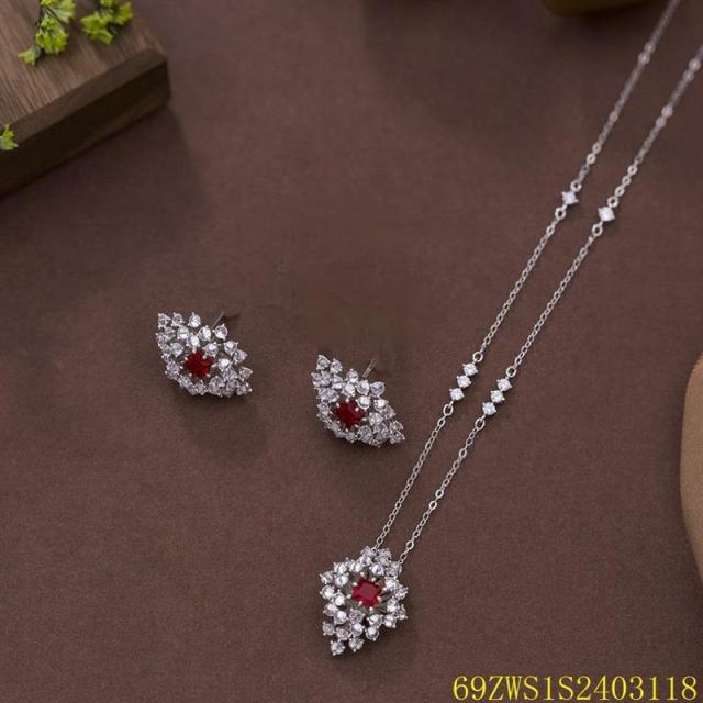 طقم قلادة وأقراط من الفضة عيار 925 مرصعة بالزركون