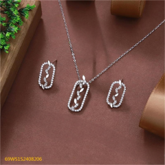 طقم قلادة وأقراط من الفضة عيار 925 مرصعة بالزركون