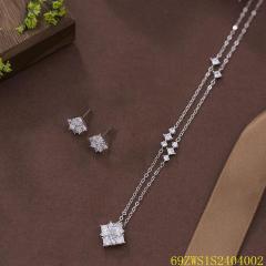 طقم قلادة وأقراط من الفضة عيار 925 مرصعة بالزركون