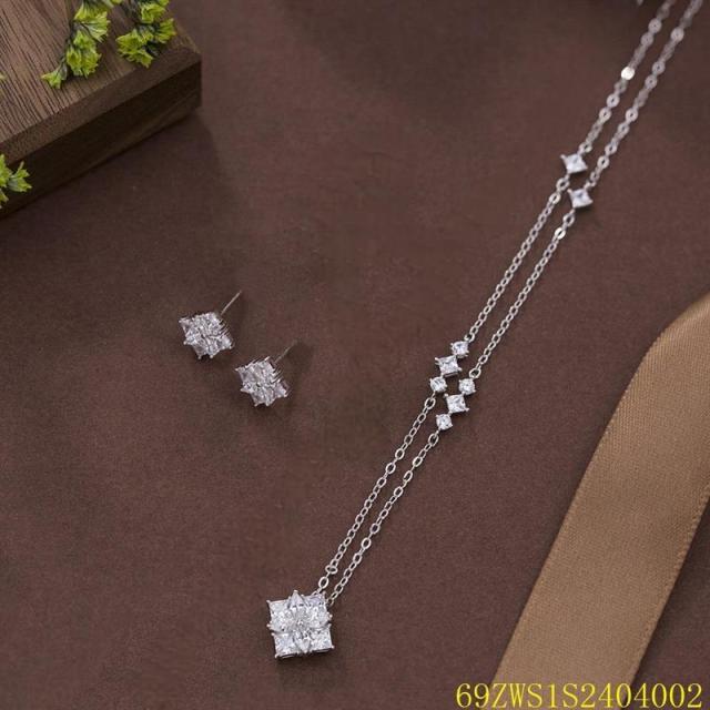 طقم قلادة وأقراط من الفضة عيار 925 مرصعة بالزركون