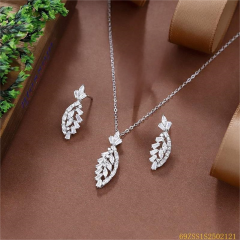 طقم قلادة وأقراط من الفضة عيار 925 مرصعة بالزركون