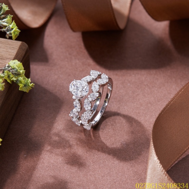 خاتم نسائي مرصع بالزركونيا الفضية