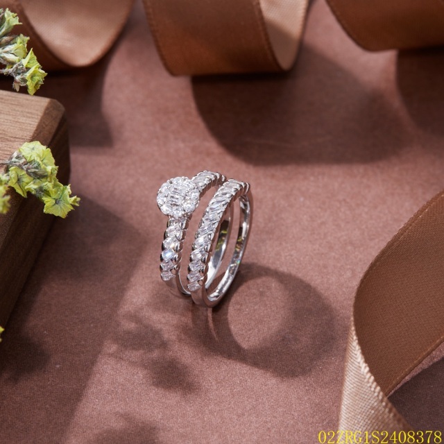 خاتم نسائي مرصع بالزركونيا الفضية