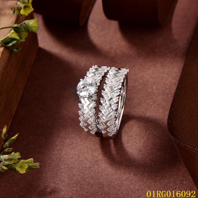 خاتم نسائي مرصع بالزركونيا الفضية