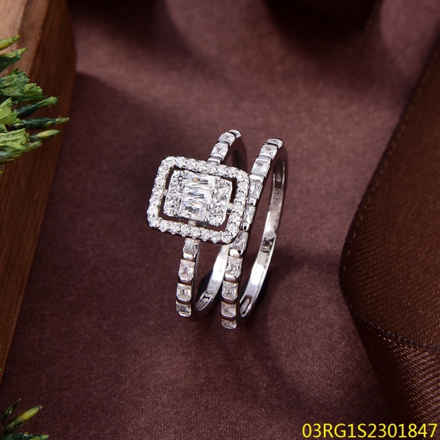 خاتم نسائي مرصع بالزركونيا الفضية