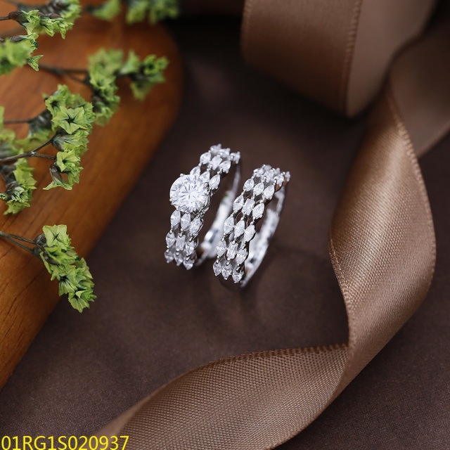 خاتم نسائي مرصع بالزركونيا الفضية