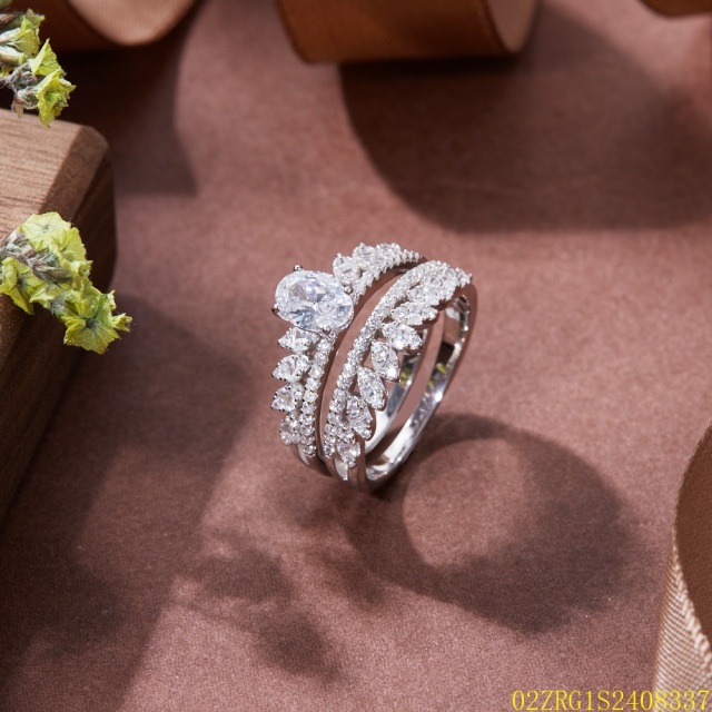 خاتم نسائي مرصع بالزركونيا الفضية