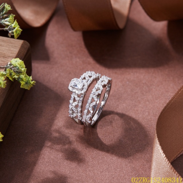 خاتم نسائي مرصع بالزركونيا الفضية