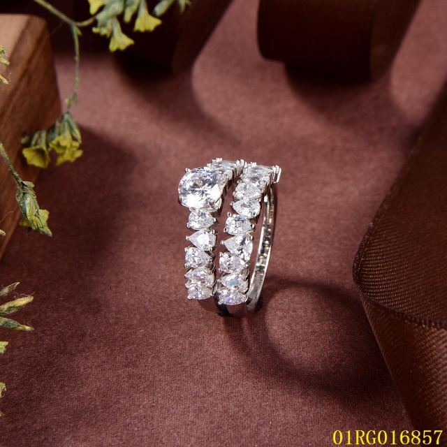 خاتم نسائي مرصع بالزركونيا الفضية