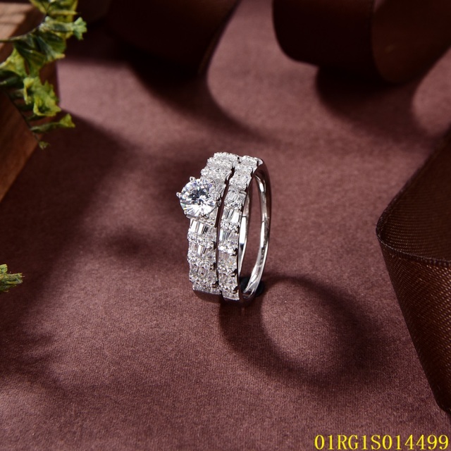 خاتم نسائي مرصع بالزركونيا الفضية