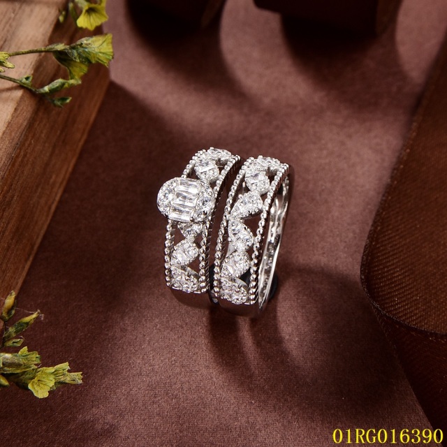 خاتم نسائي مرصع بالزركونيا الفضية