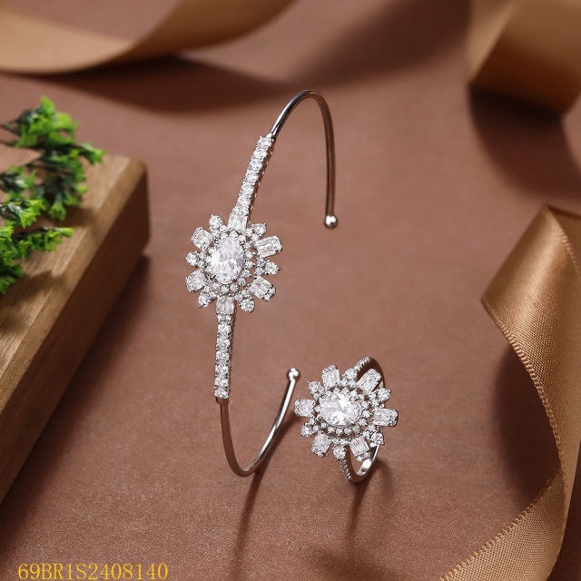 طقم سوار وخاتم زفاف فضي مرصع بالزركون