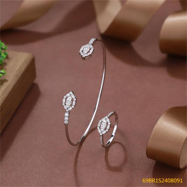 طقم سوار وخاتم زفاف فضي مرصع بالزركون