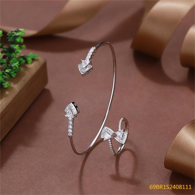 طقم سوار وخاتم زفاف فضي مرصع بالزركون