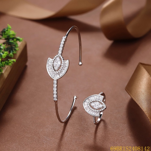 طقم سوار وخاتم زفاف فضي مرصع بالزركون