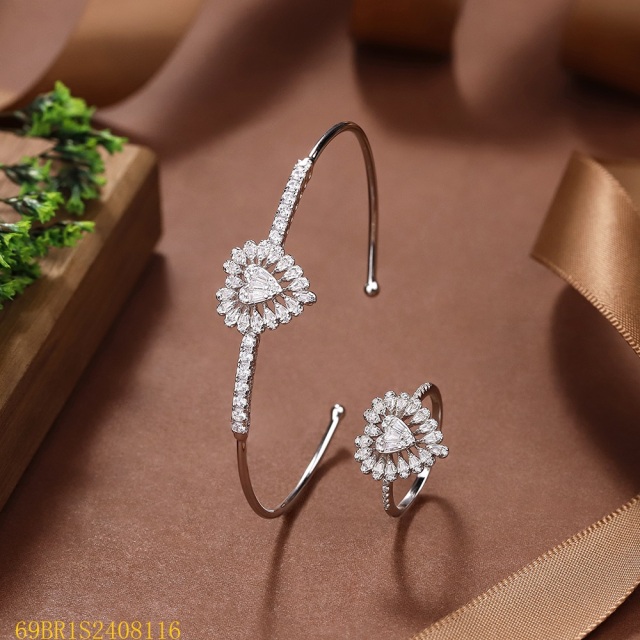 طقم سوار وخاتم زفاف فضي مرصع بالزركون