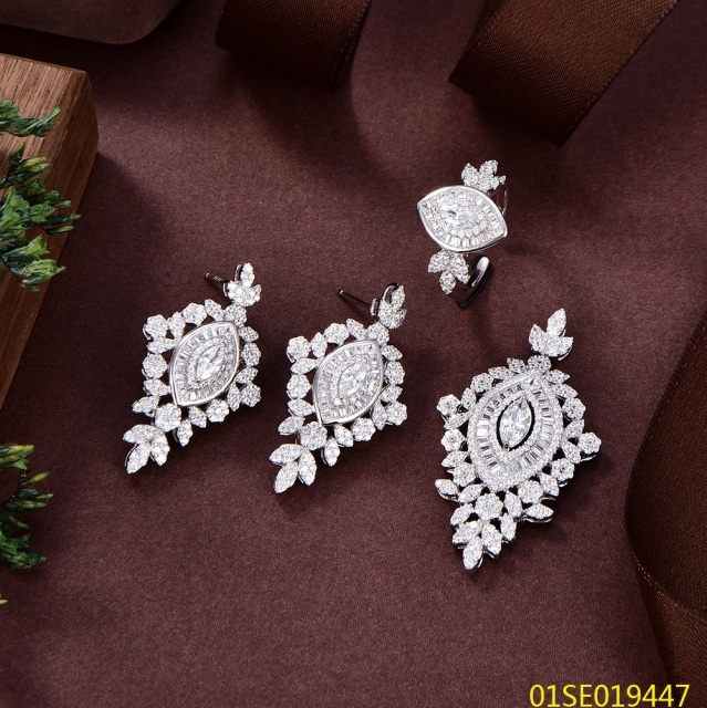 أطقم مجوهرات التعليقة الفضية